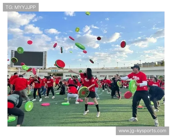 城市极速飞盘挑战赛，空中旋转的运动奇观，极限飞盘比赛场地